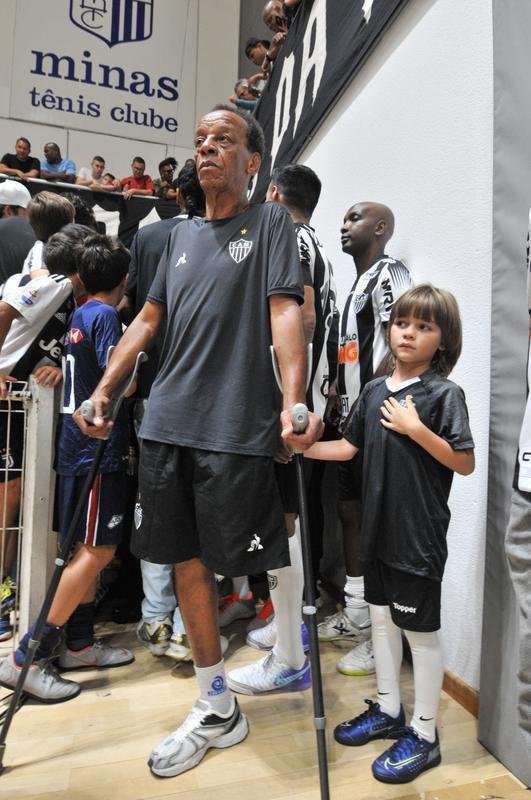 Jogo festivo e solidrio reuniu craques do futsal mineiro em BH