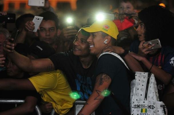 Seleo Brasileira deixou hotel Ouro Minas na noite desta quarta-feira e se despediu de Belo Horizonte, onde venceu a Argentina por 2 a 0 na semifinal da Copa Amrica. Reta final de treinos ser na Granja Comary, em Terespolis. Deciso est marcado para domingo, s 17h, no Maracan