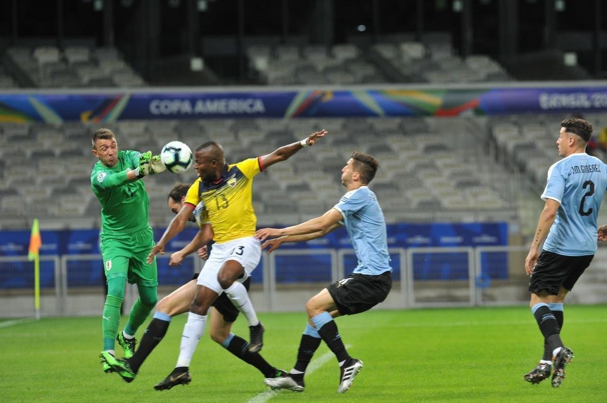 Fotos de Uruguai x Equador, no Mineiro