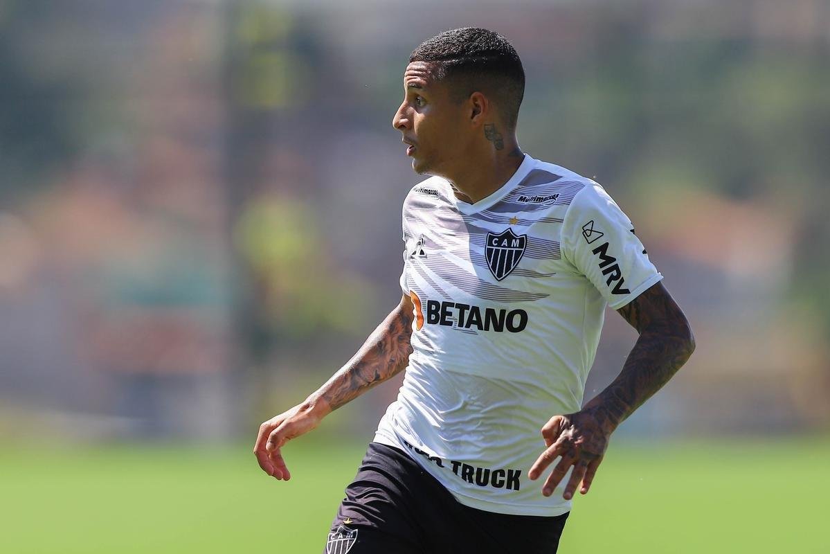 Fotos do coletivo entre profissionais e sub-20 do Atltico