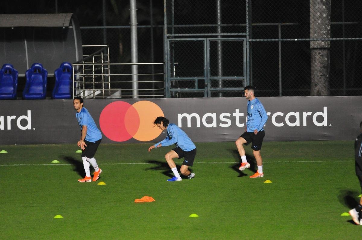 Imagens do primeiro treino da Seleo Uruguaia no Sesc Venda Nova, em Belo Horizonte