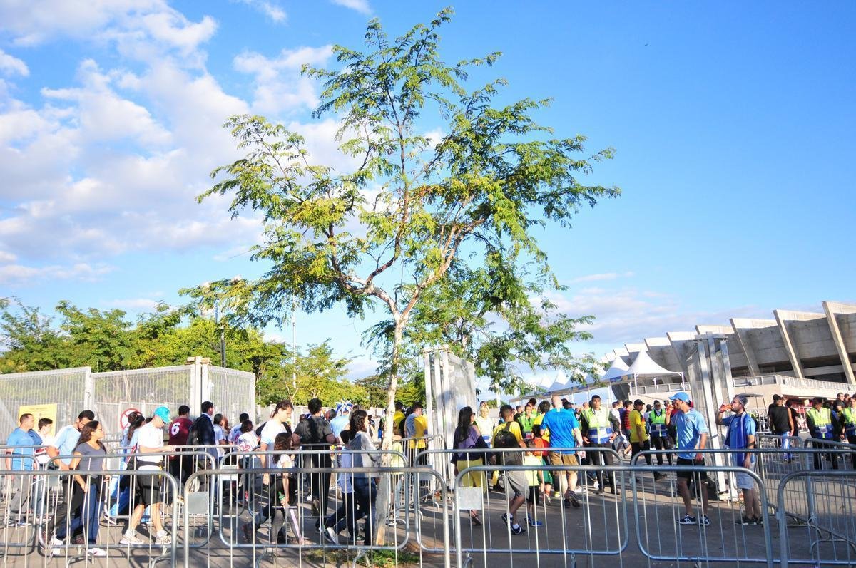 Torcedores nos arredores do Mineiro antes de Uruguai x Equador