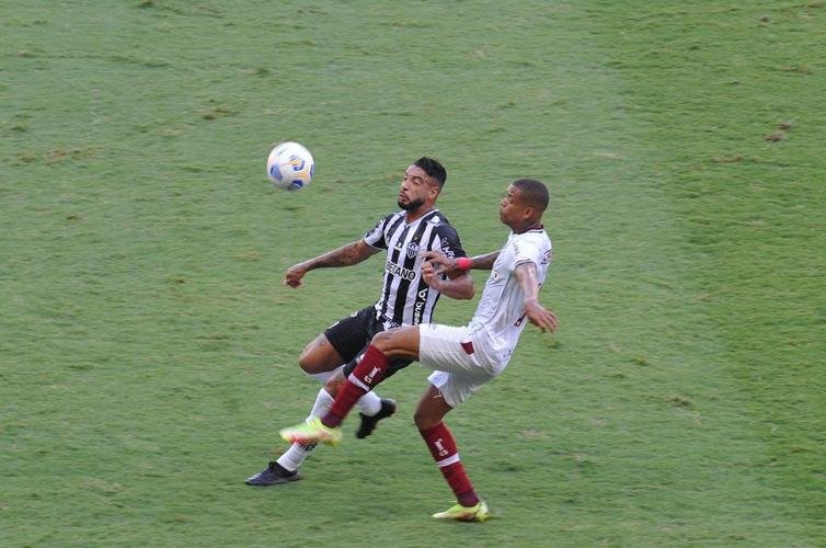 Ainda no primeiro tempo, o Atltico empatou em cobrana de pnalti de Hulk aps reviso do VAR: 1 a 1