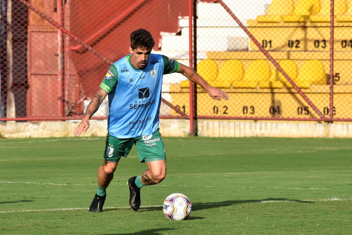 Amrica treinou nesta quinta-feira no Estdio Municipal Jos Liberatti, em Osasco, e concluiu a preparao para enfrentar o lanterna Oeste pela 24 rodada da Srie B. O duelo ser nesta sexta, s 19h15, em Barueri, na Grande So Paulo.