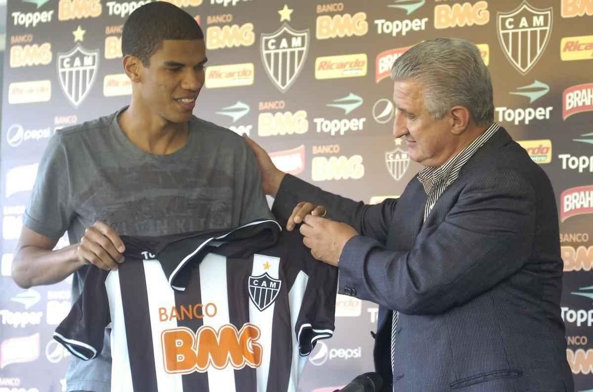 06/01/2011. Apresentao do jogador de futebol do Atltico, Leonardo Silva na presenca do diretor de futebol, Eduardo Maluf, no Centro de Treinamento (Cidade do Galo). 