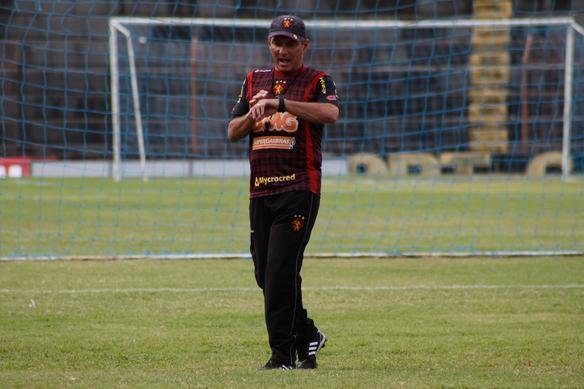 PC Gusmo esteve  frente do Sport por 15 jogos, acumulando seis vitrias, cinco derrotas e quatro empates.