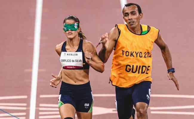 Thalita Simplcio ficou com a prata nos 200m T11 nos Jogos Paralmpicos de Tquio
