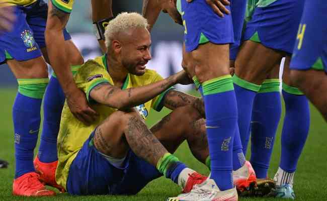 Neymar chorou bastante em campo aps eliminao do Brasil para a Crocia nas quartas de final da Copa do Mundo