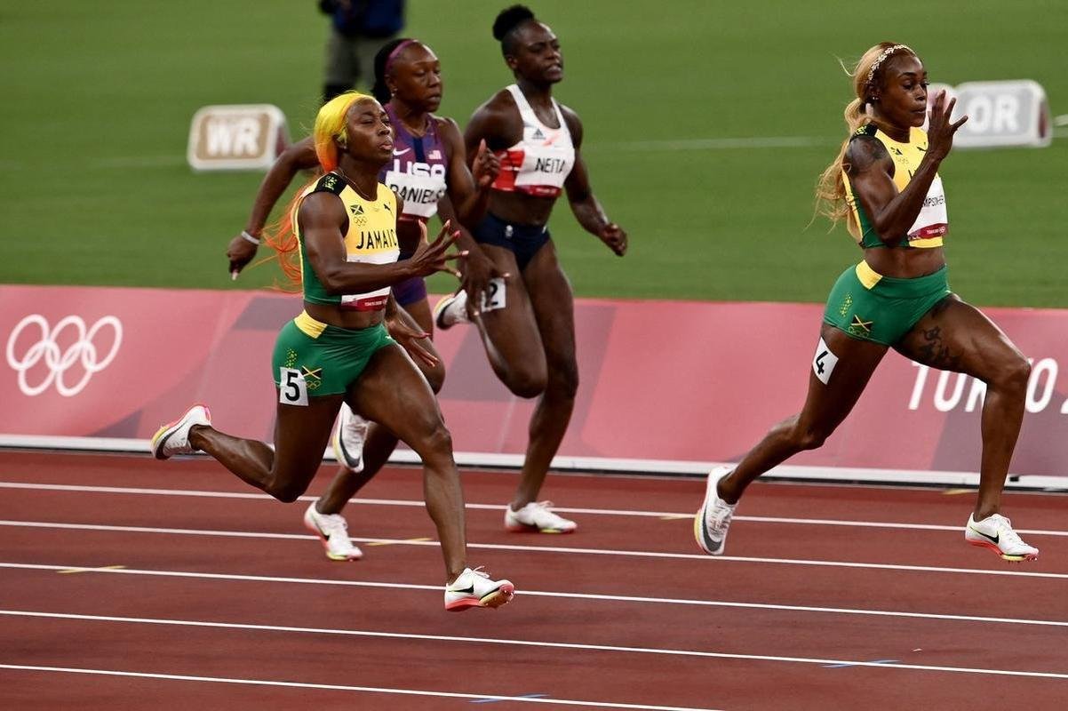 Fotos espetaculares da vitria da jamaicana Elaine Thompson-Herah nos 100m rasos dos Jogos Olmpicos de Tquio com o tempo de 10s61. A velocista quebrou o recorde olmpico e comandou o pdio jamaicano ao lado de Ann Fraser-Pryce, prata, e Shericka Jackson, bronze.