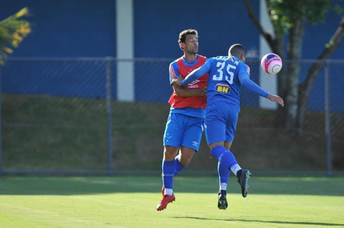 Atacante Fred disputa bola com zagueiro Murilo (Alexandre Guzanshe/EM D.A Press)