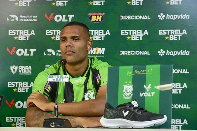 O goleiro Mateus Pasinato e o atacante Mikael foram apresentados pelo Amrica nessa quinta-feira (3/2), no CT Lanna Drumond