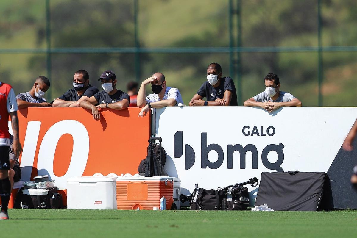 Fotos do coletivo entre profissionais e sub-20 do Atltico