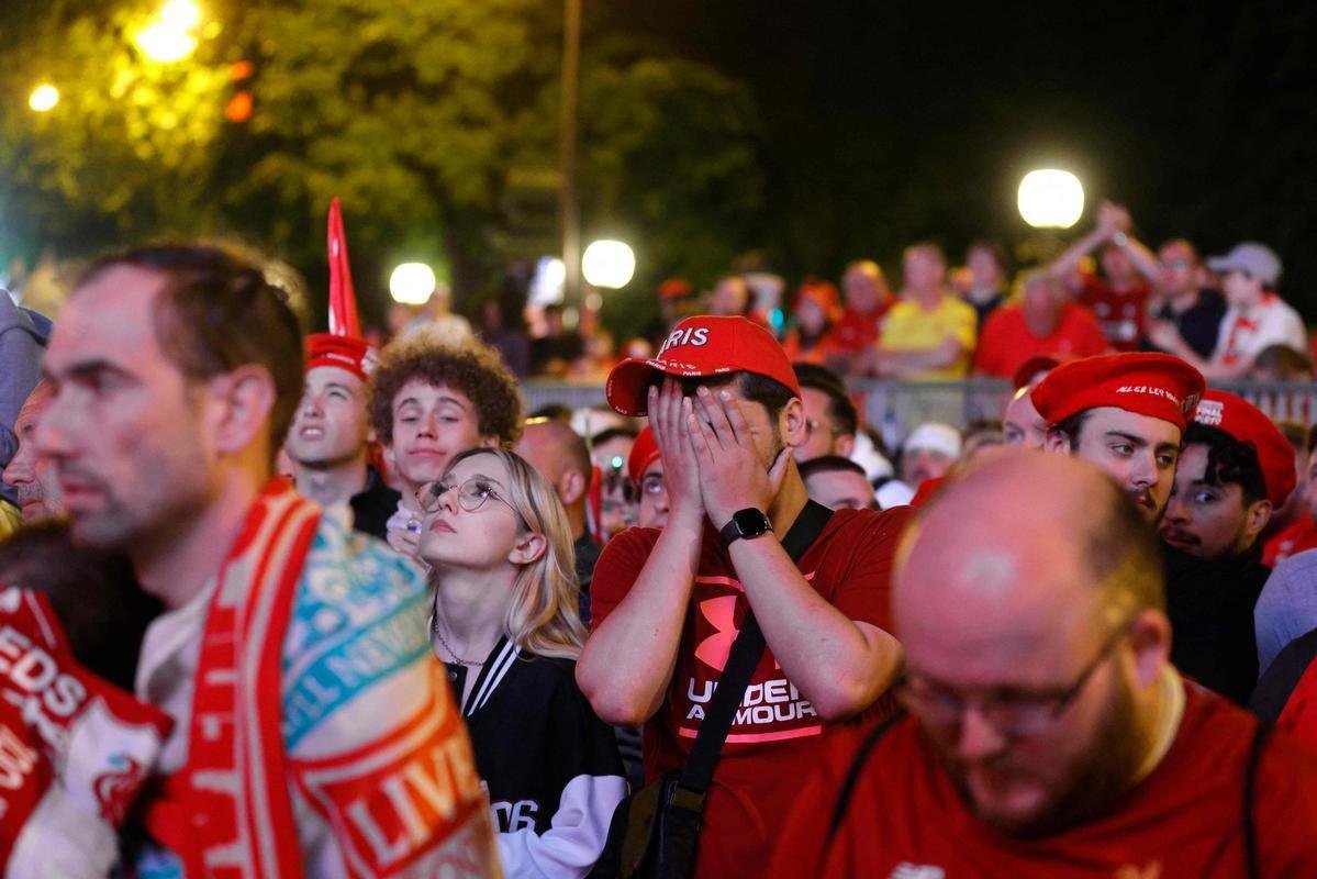 Fotos da decepo de torcedores e jogadores do Liverpool com a perda do ttulo da Champions League