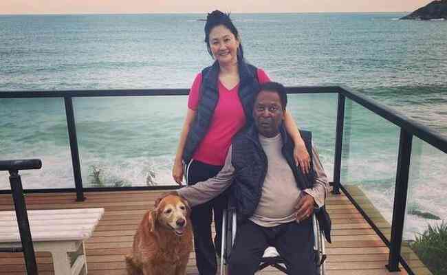 Pelé posou ao lado da esposa após receber alta em hospital