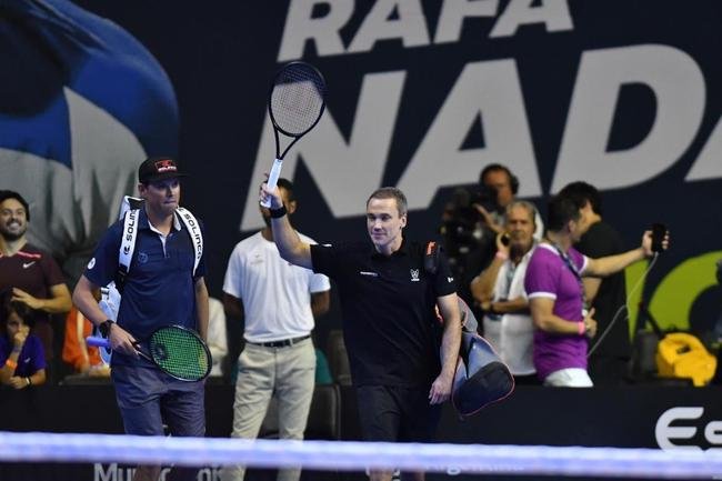 Cercado de amigos, familiares e com carinho do pblico, Bruno Soares se despediu oficialmente do tnis neste sbado (26), no Mineirinho, em BH. Multicampeo, tenista mineiro, de 40 anos, dividiu a quadra com Bob Bryan, Marcelo Melo e Rafael Matos