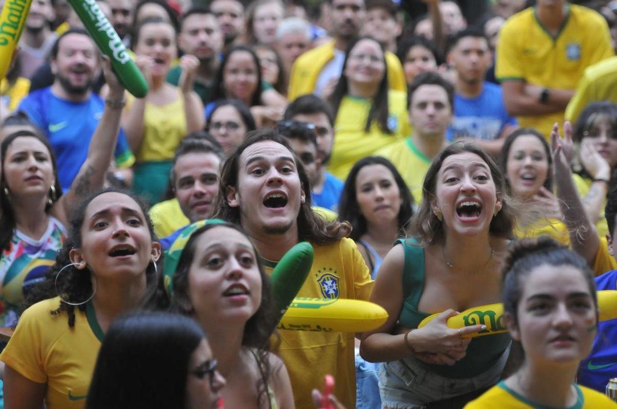 Torcedores se concentraram nos bares da Savassi, em Belo Horizonte, para acompanhar o jogo entre Brasil x Camares pela Copa do Mundo