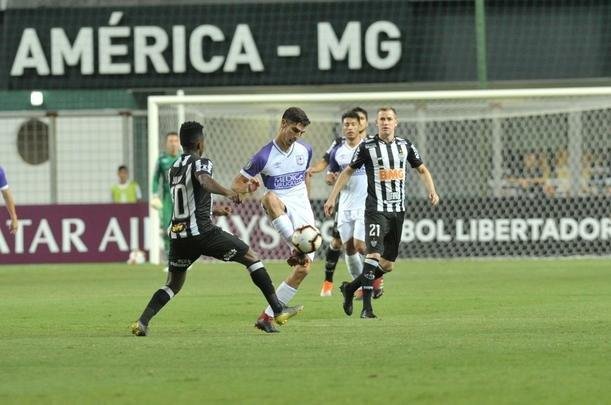 Lances do primeiro tempo do duelo entre Atltico e Defensor, pela terceira fase da Copa Libertadores