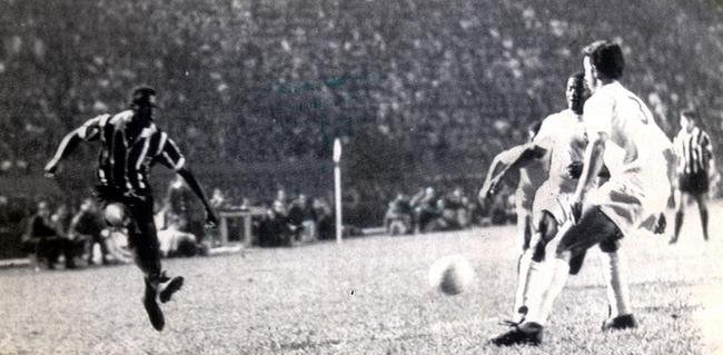 24/09/1969 - O drama de Tosto em 24 de setembro de 1969. Em noite chuvosa de reabertura do Pacaembu, pela quinta rodada do Roberto, Tosto teve o olho esquerdo atingido de raspo pela bola chutada com violncia pelo zagueiro Dito, do Corinthians. J em BH, o jogador teve o triste diagnstico constatado pelo oftalmologista Geraldo Queiroga: descolamento da retina.
