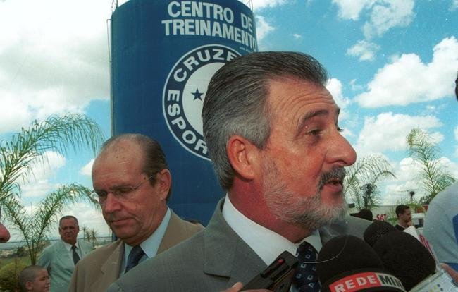 Inaugurao da Toca da Raposa II em 9 de maro de 2002. Na ocasio, presidente do Cruzeiro, Zez Perrella, recebeu figuras ilustres, como o tcnico da Seleo Brasileira, Luiz Felipe Scolari, e outras autoridades pblicas municipais, estaduais e federais