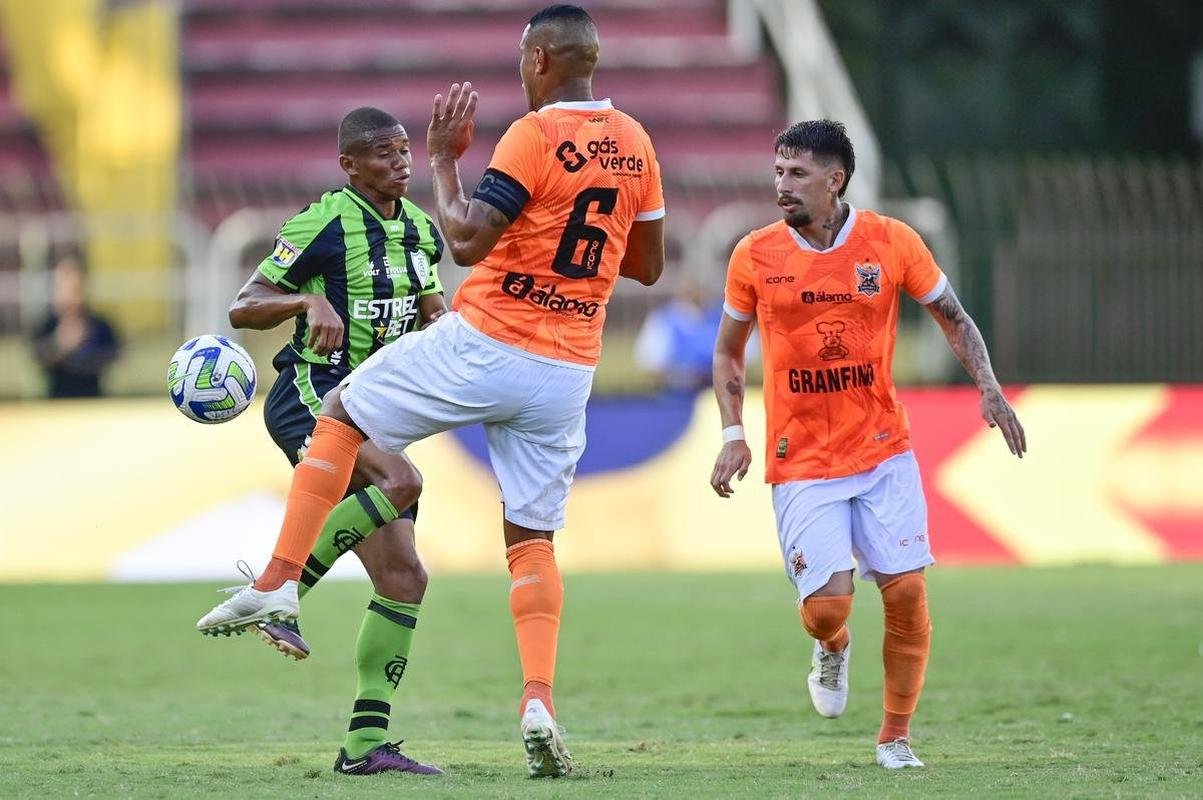 Fotos do jogo entre Nova Iguau e Amrica pela Copa do Brasil