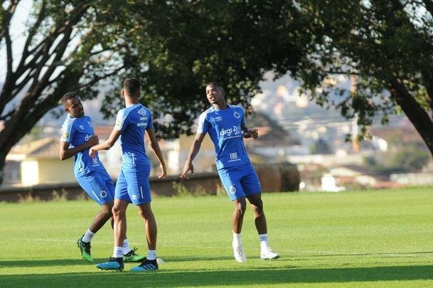 Tcnico da equipe sub-20, Ricardo Resende comandou nesta quinta-feira o primeiro treino como interino no Cruzeiro. Ele orientar a equipe na partida de domingo, s 16h, contra o Ava, na Ressacada, pela 14 rodada do Campeonato Brasileiro. Enquanto isso, a diretoria celeste busca um substituto para Mano Menezes, desligado do clube aps derrota para o Internacional, por 1 a 0, nessa quarta, pelo jogo de ida da semifinal da Copa do Brasil.