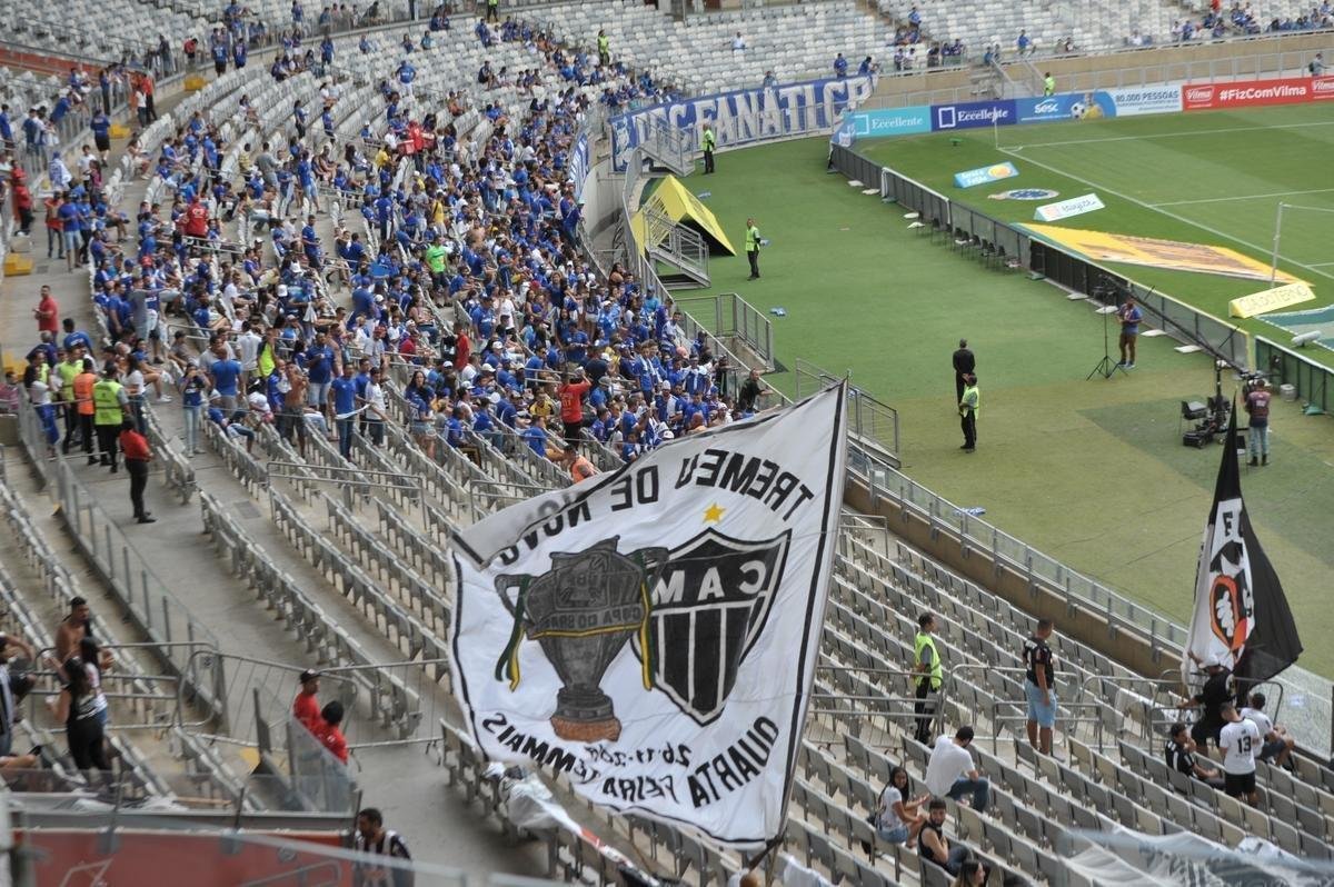 Fotos da torcida do Cruzeiro no primeiro clssico da final do Mineiro, contra o Atltico, no Mineiro
