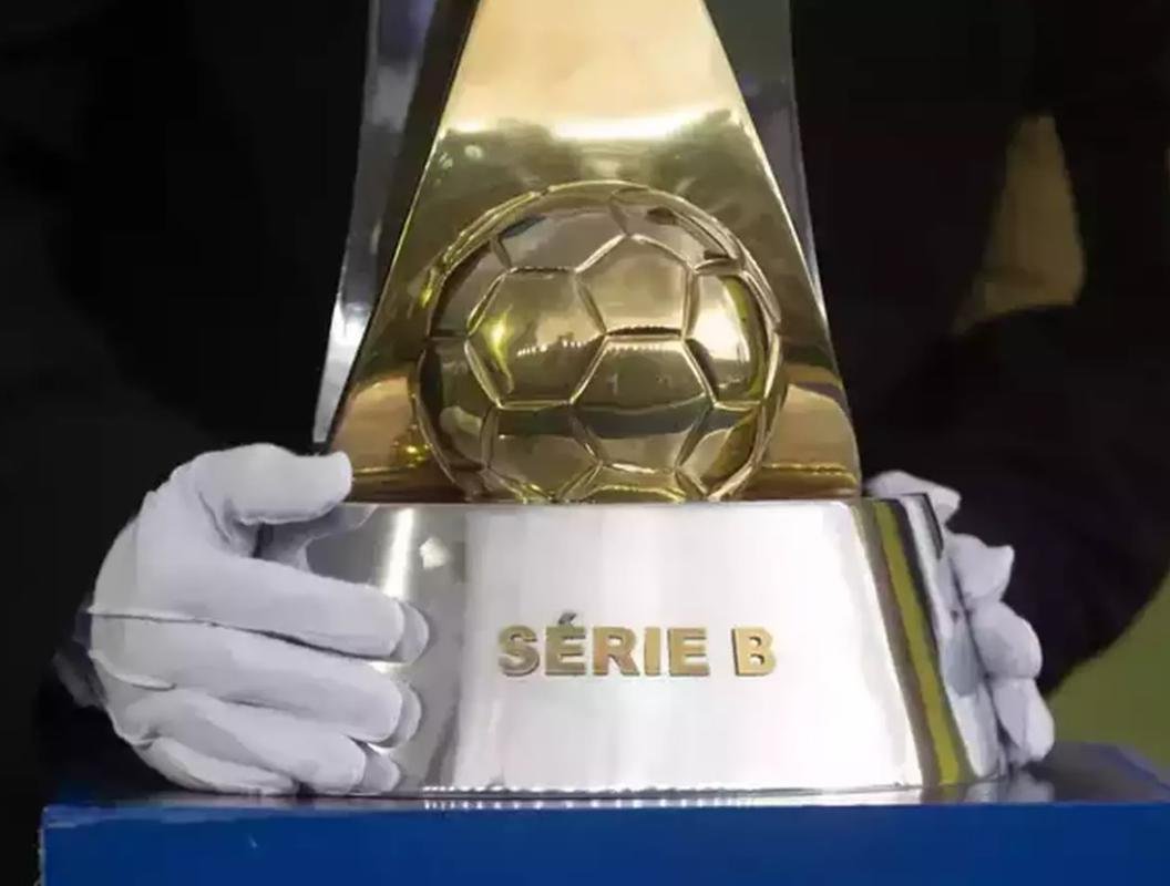 4 Ttulo com maior antecedncia (em busca): o time que conquistou o ttulo da Srie B por pontos corridos com maior antecedncia foi o Corinthians. Em 2008, a equipe paulista assegurou o trofu na 34 rodada ao derrotar o Cricima por 2 a 0. O Cruzeiro pode ser campeo em 2022 j na 32 rodada se Grmio e Bahia perderem para Sampaio Corra e Chapecoense, respectivamente, na sexta.
