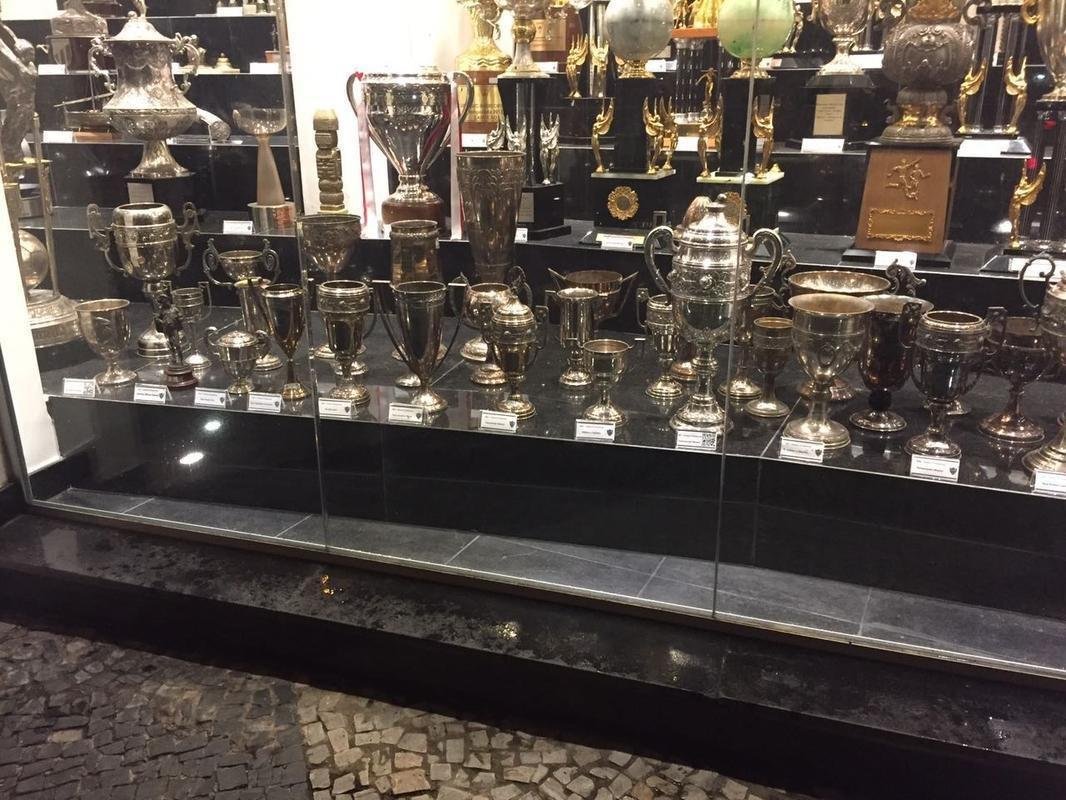 Vidros da sede do Atltico viraram local de protesto aps eliminao. Pouco depois, funcionrios limparam o local