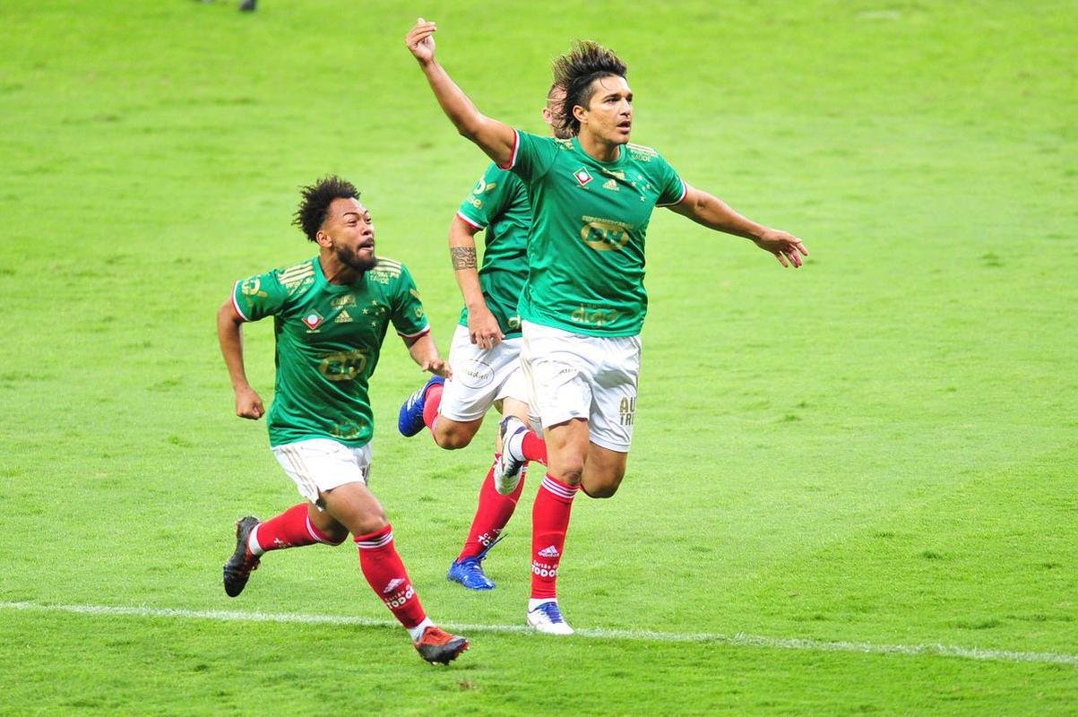 Na volta ao Mineiro, torcida fez festa com a vitria do Cruzeiro por 1 a 0 sobre o Confiana. No fim da partida, jogadores agradeceram o apoio dos cruzeirenses.