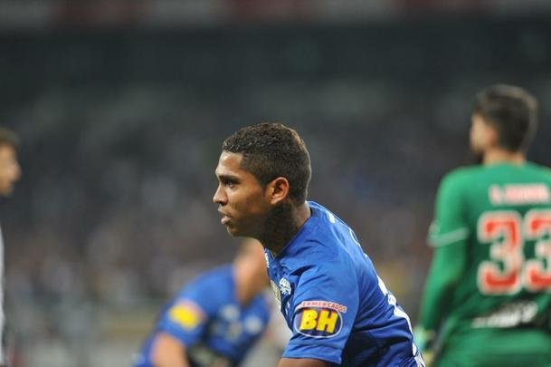 Raniel empatou para o Cruzeiro aos 15 do segundo tempo, com toque de cobertura: 1 a 1