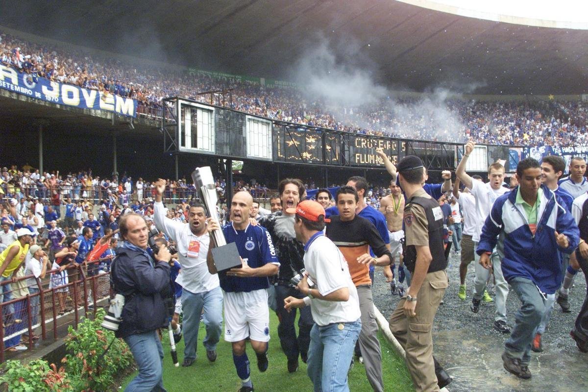 Com o ttulo brasileiro confirmado, o Cruzeiro fez no dia 7 de dezembro de 2003 o jogo da taa e das faixas contra o Fluminense, no Mineiro. Com show de Alex, autor de dois gols, o time celeste goleou os cariocas por 5 a 2 e promoveu nova festa da torcida azul em Belo Horizonte. Jogadores finalmente ergueram a taa oficial do Campeonato Brasileiro, cedida pela CBF, e deram a volta olmpica. Os campees brasileiros de 1966 tambm participaram das comemoraes no Gigante da Pampulha.