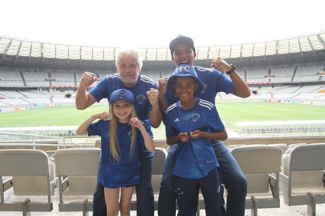 Alice Reis com o av Carlos Reis e Gabriel Henry ao lado do pai Edimar: crianas viraram figuras marcantes nas arquibancadas do Mineiro na campanha do ttulo da Srie B