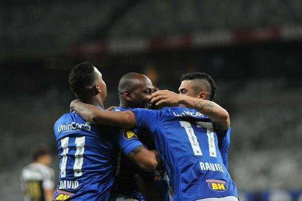 Em jogo com grande atuao do goleiro Fbio, Cruzeiro derrotou Santos de virada, por 2 a 1, com gols de Sass e Raniel; Gabriel Barbosa marcou para o Peixe, no Mineiro, pela 26 rodada do Brasileiro