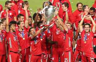 Bayern conquistou o hexa da Liga dos Campees da Europa ao vencer o PSG por 1 a 0, neste domingo, no Estdio da Luz, em Lisboa. Coman marcou o gol do ttulo alemo. Capito Neuer ergue a taa junto aos seus companheiros.