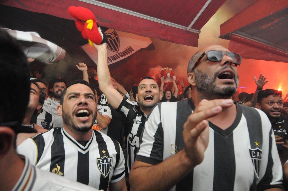 Atleticanos no Bar do Salomo, em BH, durante jogo contra o Bahia. Depois da vitria por 3 a 2 houve muita festa pelo ttulo brasileiro