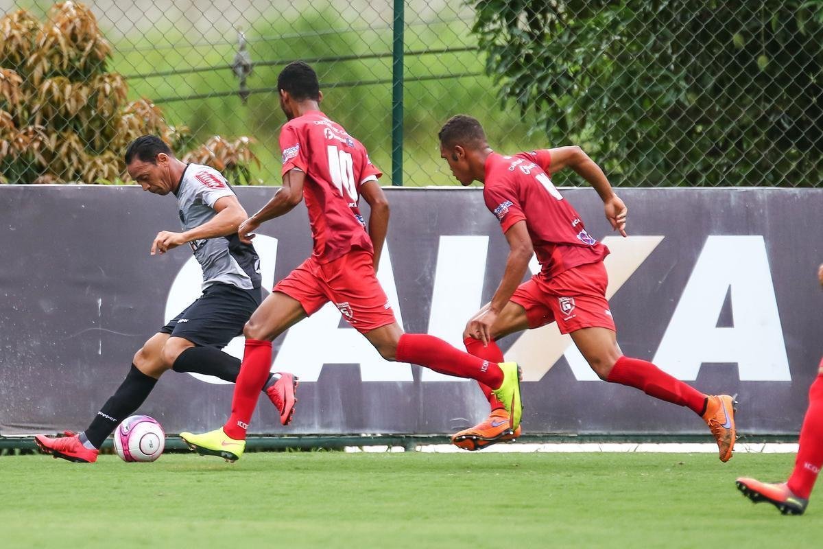 Imagens do jogo-treino do Atltico com o Guarani de Divinpolis