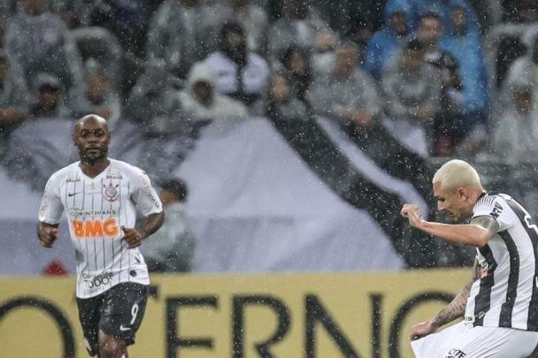 Corinthians e Atlético duelaram em Itaquera no dia dos 109 anos dos mandantes