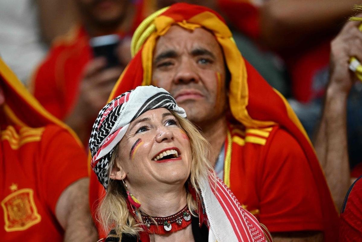 Japoneses e espanhis na partida pelo Grupo E da Copa do Mundo, no Estdio Internacional Khalifa, em Doga