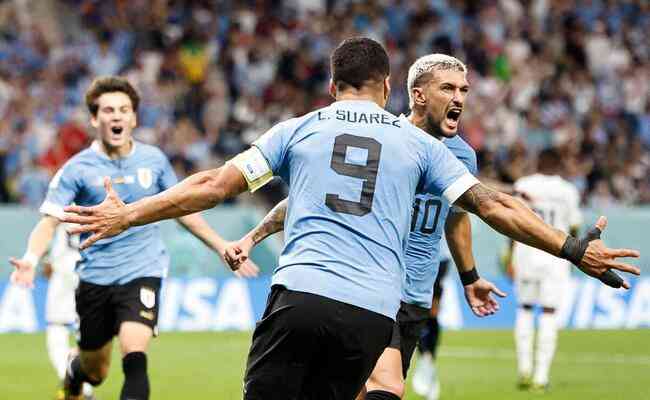 Surez e Arrascaeta comemoram gol do meia do Flamengo na Copa do Mundo do Catar