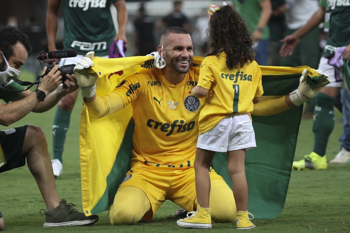 Festa do Palmeiras no Maracanã com a conquista do bicampeonato da Copa Libertadores sobre o Santos. Verdão venceu a decisão por 1 a 0 com gol do atacante Breno Lopes aos 53 do segundo tempo (AFP / Mauro Pimentel / Ricardo Moraes / Silvia Izquierdo)