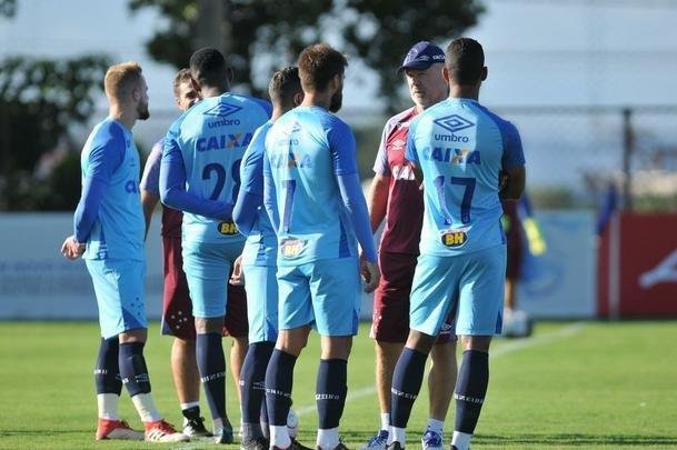 Jogadores do Cruzeiro durante treino desta sexta-feira na Toca da Raposa II