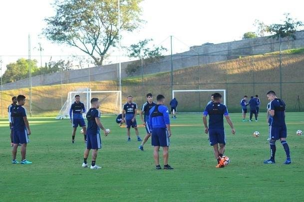 Elenco da Universidad de Chile treinou nesta tera-feira  tarde na Cidade do Galo, em Vespasiano. Time chileno se prepara para enfrentar o Cruzeiro na quinta, s 19h15, no Mineiro, pela Copa Libertadores. Tcnico Angel Guillermo Hoyos ter retornos do zagueiro Jara e do lateral-esquerdo Beausejour
