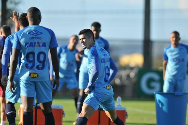 Mano Menezes conta com todo elenco do Cruzeiro para enfrentar La U, quinta, no Mineiro, pela Copa Libertadores. Exceo  atacante Fred, que se recupera de cirurgia no joelho direito