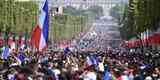 Campees do mundo desfilaram nas ruas de Paris nesta segunda, exibindo a taa da Copa