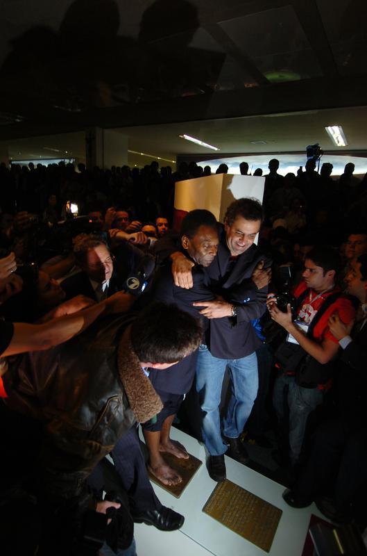18/06/2008 - Pel recebeu um trofu no Mineiro e colocou os ps na Calada da Fama do estdio antes do jogo entre Brasil e Argentina pela sexta rodada das Eliminatrias da Copa do Mundo de 2010. Cerimnia contou com a presena do ento governador de Minas, Acio Neves.