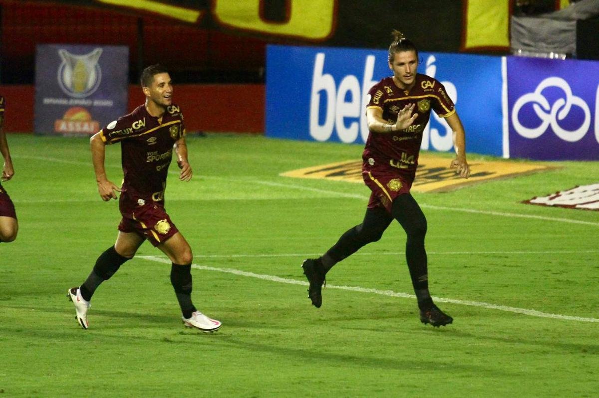 Com gol do zagueiro Maidana, de pênalti, Sport venceu o Corinthians em casa e deu um salto importante na tabela de classificação da Série A.