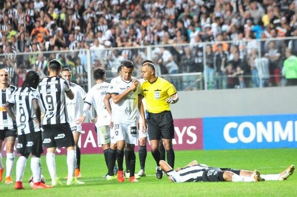 Atltico voltou forte na etapa final e abriu o placar em cobrana de pnalti com Fbio Santos: 1 a 0