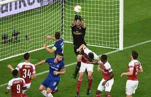 Com direito a um show de Hazard no segundo tempo, quando o craque belga marcou dois gols e ainda deu assistncia para Pedro balanar as redes, o Chelsea goleou o Arsenal por 4 a 1, nesta quarta-feira, no estdio Olmpico de Baku, no Azerbaijo, e conquistou o seu segundo ttulo da Liga Europa