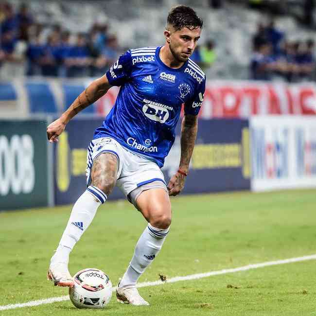 Uruguayan Leonardo Pais played for Cruzeiro in 2022. The midfielder is currently without a club.