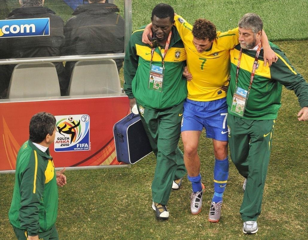 Copa do Mundo de 2010 (frica do Sul) - O meio-campista Elano se machucou na partida diante da Costa do Marfim, na fase de grupos, e desfalcou a Seleo Brasileira no restante da competio.